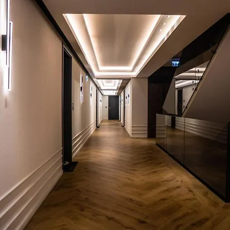 Апартаменты Cosmopolit - Downtown Charm