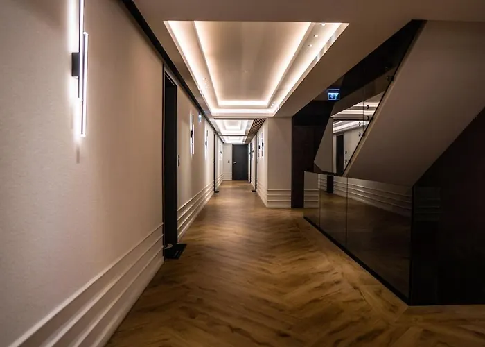 Апартаменты Cosmopolit - Downtown Charm