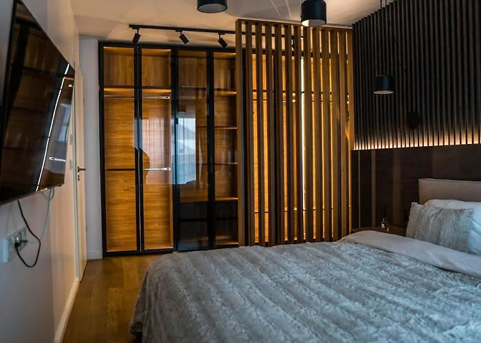 Апартаменты Cosmopolit - Downtown Charm